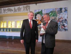 Dr. Günter Reinemann erhält für das Schachmuseum Ströbeck einen Porzellanpokal von Walter Pungartnik
