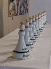 Wertvolle Porzellan-Pokale für die Sieger